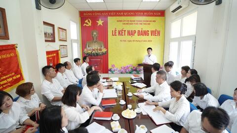 Lãnh đạo báo Tuổi trẻ Thủ đô được trao tặng Kỷ niệm chương "Vì sự nghiệp Tuyên giáo"