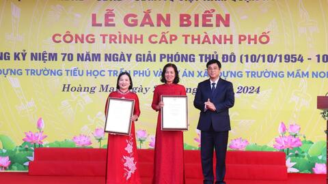 Gắn biển 2 công trình mừng Ngày Giải phóng Thủ đô