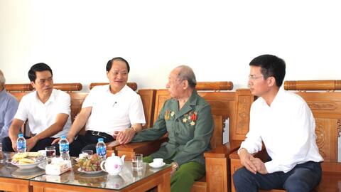 Trưởng ban Tuyên giáo Thành uỷ thăm, tặng quà người có công