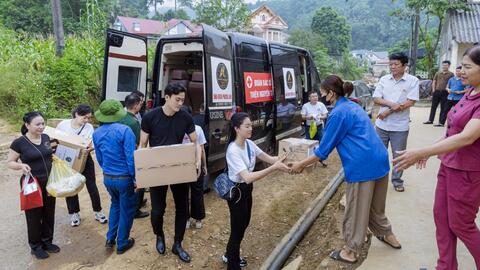 Á quân Mister Vietnam Nguyễn Phúc Lộc hỗ trợ bà con vùng lũ