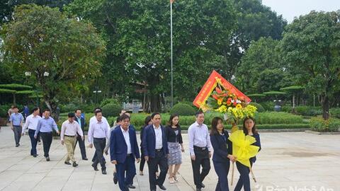 Đoàn công tác Trung ương Hội Nông dân Việt Nam dâng hoa tại Khu Di tích Kim Liên