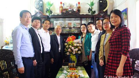 Lãnh đạo tỉnh Nghệ An thăm Nhà giáo ưu tú được Bác Hồ tặng huy hiệu 'Chiến sỹ diệt giặc dốt'