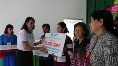 Trao vốn tín dụng quay vòng cho phụ nữ khó khăn tại Hậu Giang