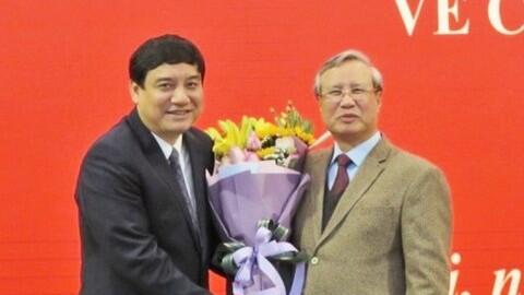 Trao quyết định của Bộ Chính trị về công tác cán bộ