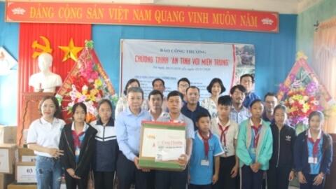 Chương trình “Ân tình với miền Trung”: Trao yêu thương và sẻ chia khó khăn  tới học trò vùng lũ