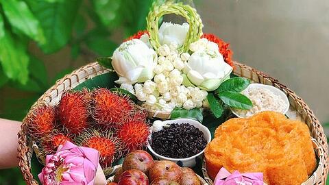 Dân Hà Nội hào phóng chi tiền triệu mua mẹt hoa cúng Tết Đoan Ngọ