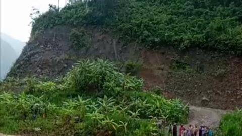 Sơn La: Lũ cuồn cuộn tràn qua tỉnh lộ 109, giao thông bị ách tắc