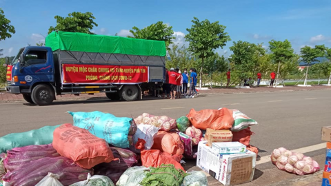 Mộc Châu: Hỗ trợ nhu yếu phẩm trị giá hơn 700 triệu đồng cho người dân huyện Phù Yên