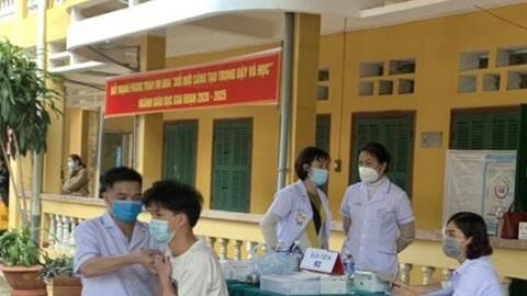 Mai Châu tiêm vắc xin phòng Covid-19 cho trẻ từ 12-17 tuổi