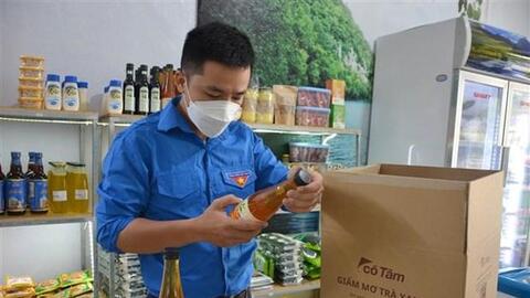 Anh Vũ Minh Ngọc xây dựng thương hiệu giấm mơ trà xanh tại làng cổ Bách Cốc