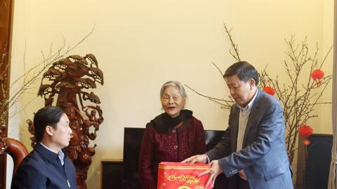 Lãnh đạo TP Hà Nội thăm, tặng quà người có công huyện Chương Mỹ