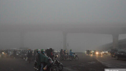 Hà Nội chìm trong sương mù