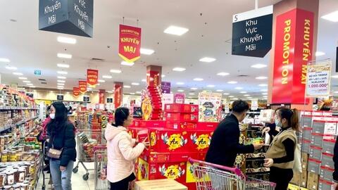Siêu thị sẵn hàng hoá, mở cửa xuyên Tết phục vụ người dân