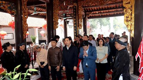 Gắn biển công trình chào mừng 10 năm thành lập phường và quận