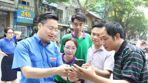 Thanh niên hỗ trợ triển khai thanh toán trông giữ xe không tiền mặt