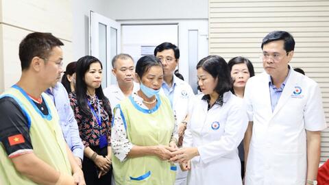 Thăm hỏi, hỗ trợ nạn nhân vụ cháy ở phố Định Công Hạ