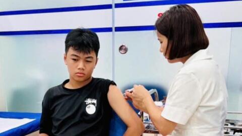 Tiêm miễn phí vắc xin uốn ván cho người dân các tỉnh vùng lũ