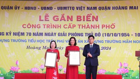 Gắn biển 2 công trình mừng Ngày Giải phóng Thủ đô