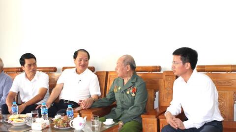 Trưởng ban Tuyên giáo Thành uỷ thăm, tặng quà người có công