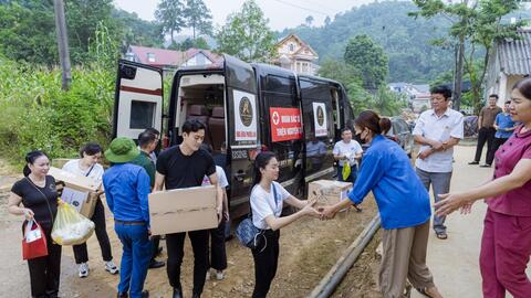 Á quân Mister Vietnam Nguyễn Phúc Lộc hỗ trợ bà con vùng lũ