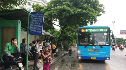 Người cao tuổi, người nghèo được dùng thẻ xe buýt không thời hạn