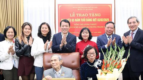 Bí thư Thành ủy Hà Nội trao Huy hiệu Đảng tại quận Ba Đình