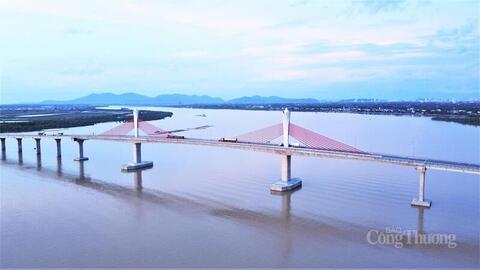 Cấm lưu thông qua cầu nối Hà Tĩnh - Nghệ An đề phòng bão số 5