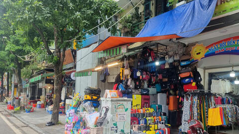 Hà Nội: Thời trang phố cổ sôi động trở lại, hàng giả thương hiệu tái diễn