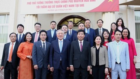 Phó Thủ tướng Thường trực Nguyễn Hòa Bình thăm Đại sứ quán Việt Nam tại UAE