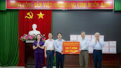 Tổng Bí thư Tô Lâm thăm hỏi, tặng quà người dân bị ảnh hưởng lũ lụt ở Huế