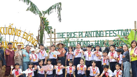 Du khách hào hứng 'xuống đồng' cùng nông dân Hội An