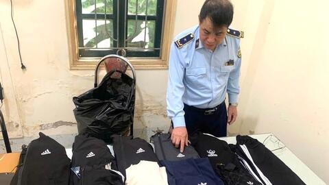 Sơn La: Tạm giữ nhiều quần áo, giày dép có dấu hiệu giả mạo nhãn hiệu