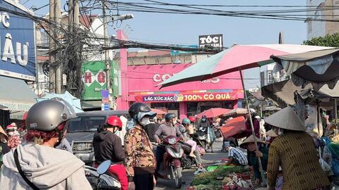 TP. Hồ Chí Minh: Chợ truyền thống nhộn nhịp ngày tiễn ông Táo về trời