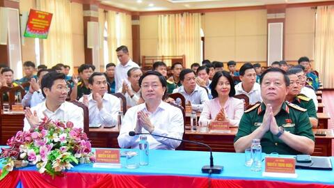 Đại tướng Nguyễn Trọng Nghĩa trao tặng tượng chân dung Chủ tịch Hồ Chí Minh tại Tây Ninh