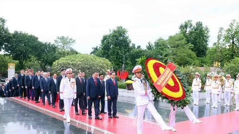 Lãnh đạo Đảng, Nhà nước đặt vòng hoa tại Đài tưởng niệm các Anh hùng liệt sĩ