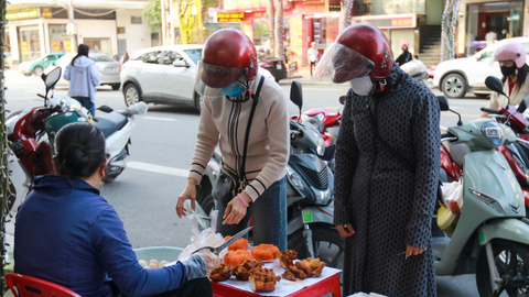 Bán xôi vỉa hè thu hàng chục triệu đồng trong ngày vía Thần Tài