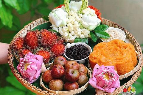 Dân Hà Nội hào phóng chi tiền triệu mua mẹt hoa cúng Tết Đoan Ngọ