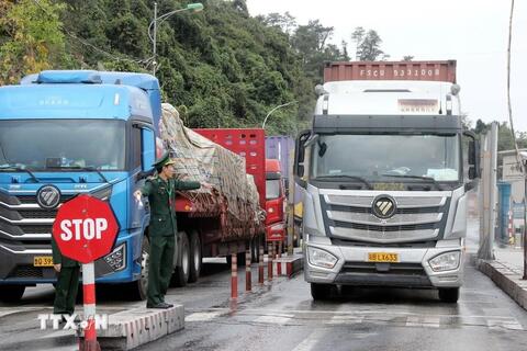 Lạng Sơn: Phương tiện chở hàng nhập khẩu qua các cửa khẩu tăng mạnh