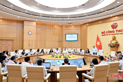 Chùm ảnh: Bộ Công Thương tổ chức hội thảo lấy ý kiến về Chiến lược xuất nhập khẩu hàng hóa đến năm 2030