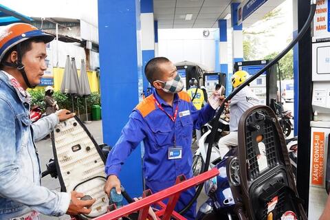 Giá xăng dầu giảm và phép thử cho thị trường tự quyết giá