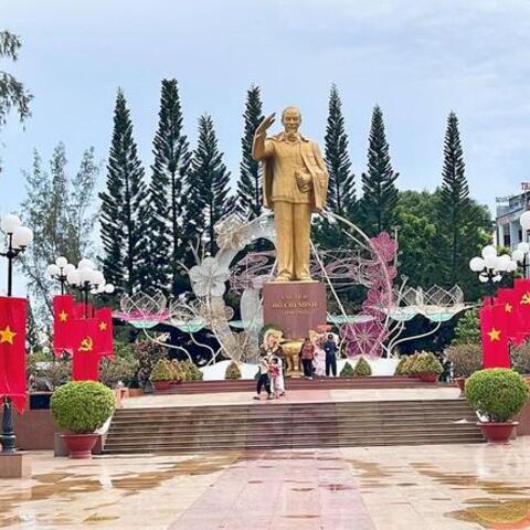 Cần Thơ: Rực rỡ cờ hoa mừng sinh nhật Bác trên nhiều tuyến phố