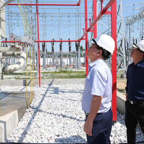 Thợ truyền tải trực chiến giữa nắng nóng để giữ dòng điện ổn định