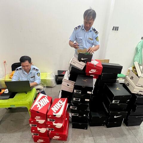TP. Hồ Chí Minh: Liên tiếp ‘đột kích’ phát hiện kho hàng quần áo, giày dép giả