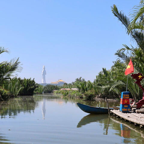 Quảng Ngãi: ‘Massage’ cho dừa nước lấy mật
