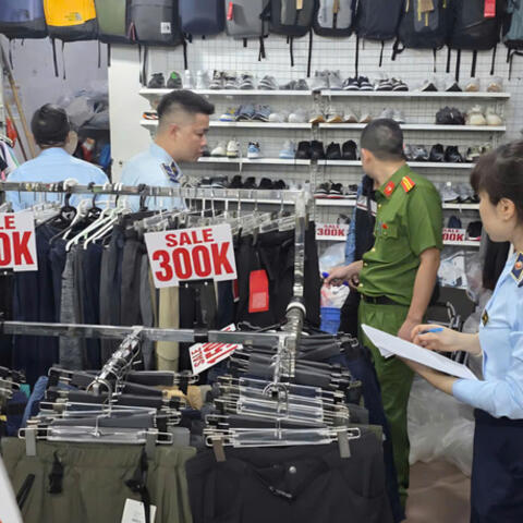 Hà Nội tạm giữ hơn 2.600 sản phẩm thời trang nghi giả mạo nhãn hiệu
