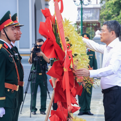 Thủ tướng dâng hương tưởng niệm các Anh hùng liệt sĩ và tặng quà người có công tại Lạng Sơn