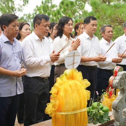 Đoàn công tác Bộ Công Thương dâng hương tưởng niệm các Anh hùng liệt sĩ tại Quảng Trị