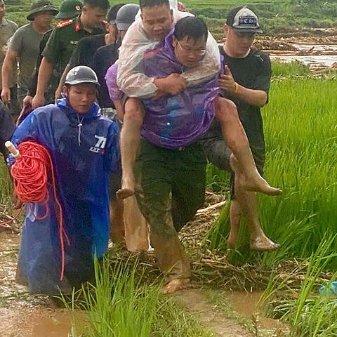 Lai Châu: Giải cứu thành công 2 người  mắc kẹt giữa dòng lũ