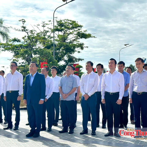 Đoàn công tác Bộ Công Thương dâng hương tưởng niệm các Anh hùng liệt sĩ tại Tây Ninh