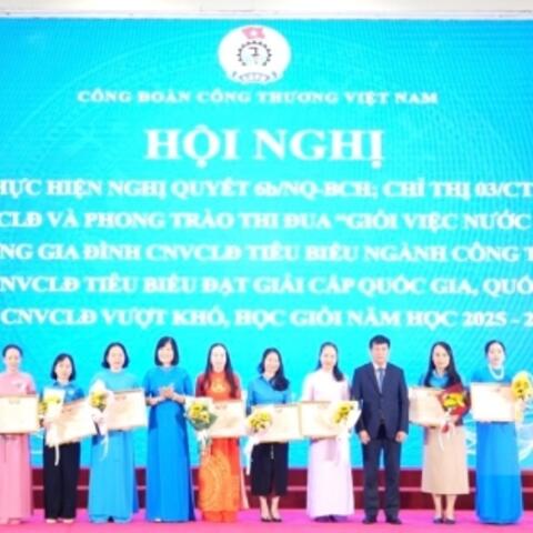 'Giỏi việc nước, đảm việc nhà': Dấu ấn cống hiến của phụ nữ Công Thương